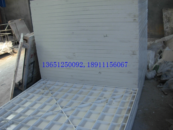 老國標(biāo)室外乒乓球臺對面