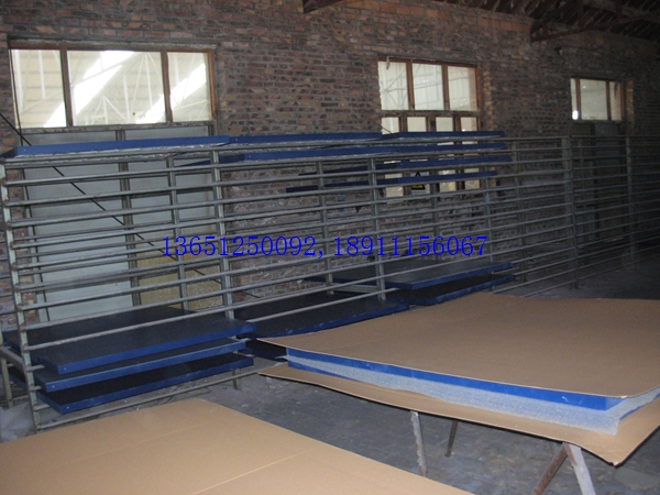 老國標(biāo)室外乒乓球臺對面