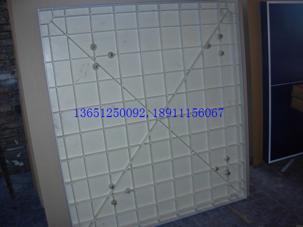 老國標(biāo)室外乒乓球臺對面