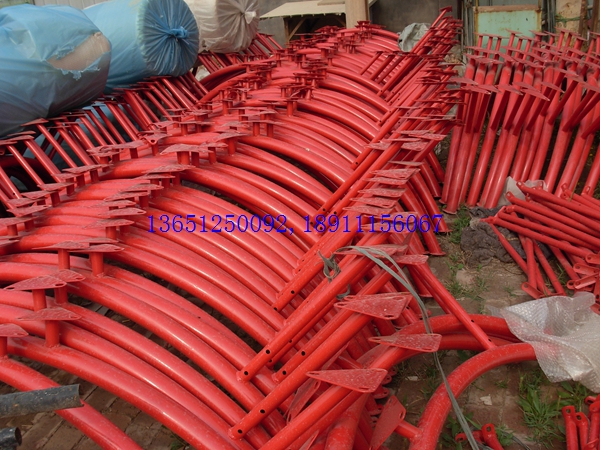 老國標(biāo)室外乒乓球臺對面