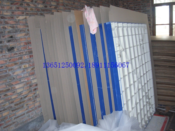 老國標(biāo)室外乒乓球臺對面