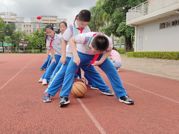 6圖六:齊心協(xié)力滾籃球 2.jpg