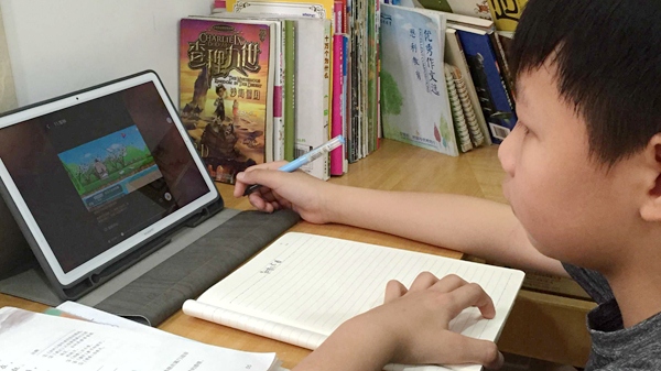 學生進行線上班會課學習