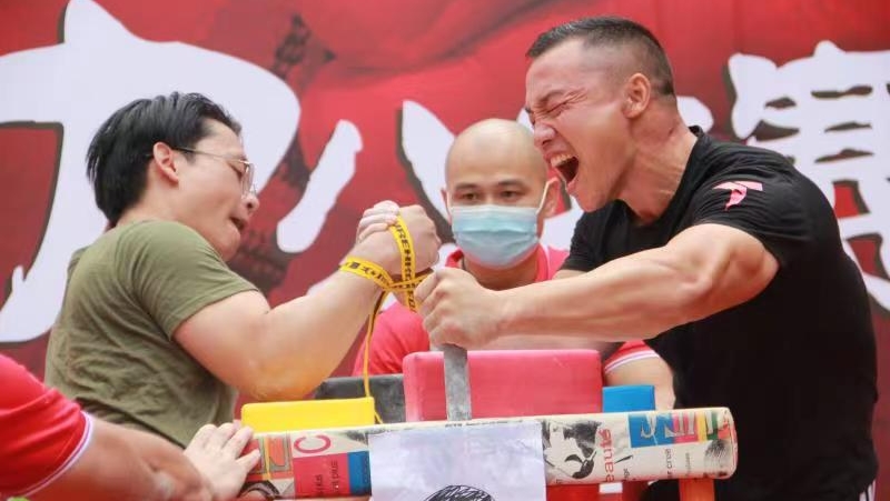 【本地】近百名力士“扳手腕”，腕力公開(kāi)賽落幕