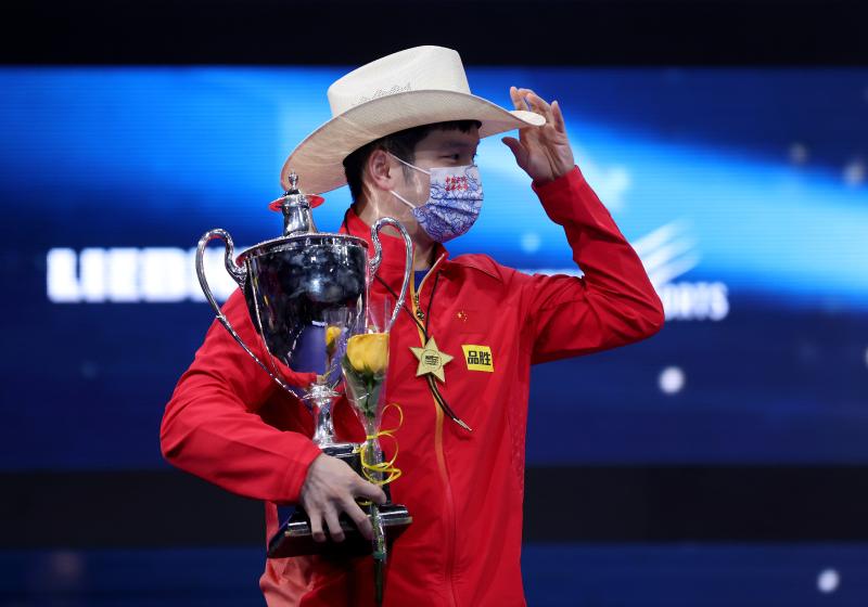 【世乒賽】領(lǐng)獎(jiǎng)名場(chǎng)面逗樂(lè)全網(wǎng)，樊振東：和獎(jiǎng)杯還不是太熟