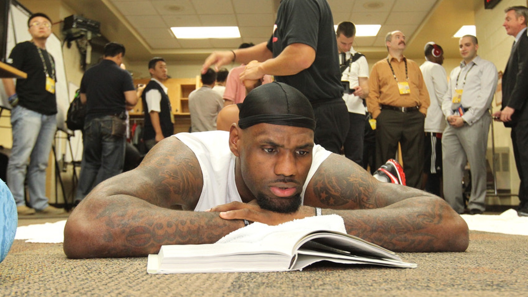 【NBA】勒布朗愛讀書？名宿：他只是在書上涂色