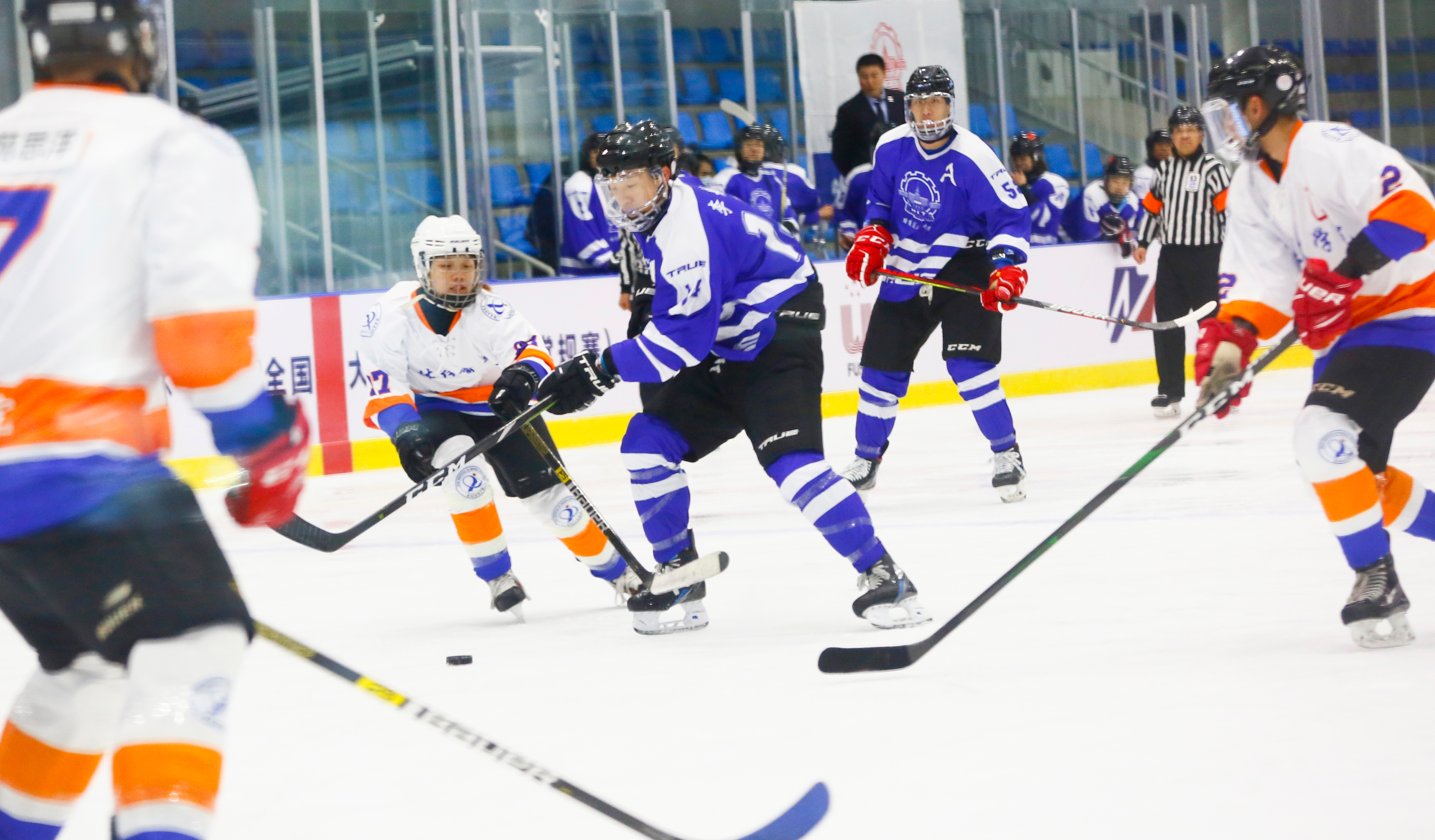 【冰球】大學(xué)生冰球聯(lián)賽開幕，17支高校隊(duì)掀冰球熱潮