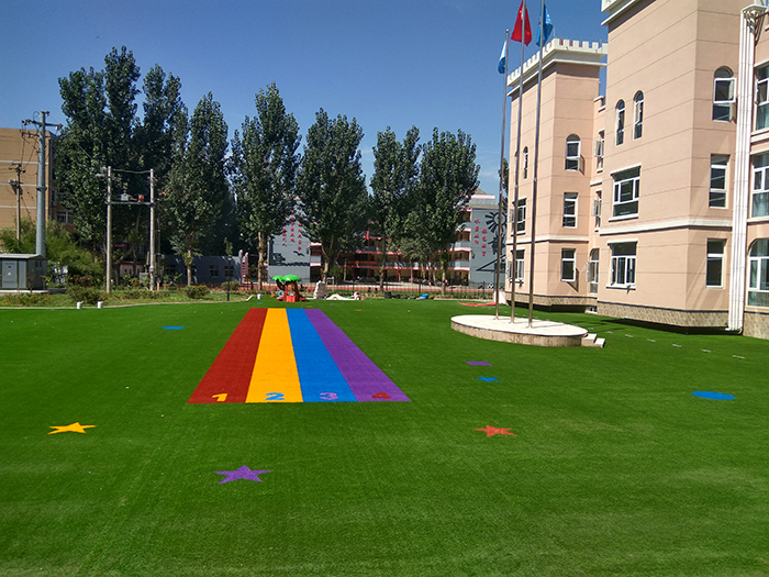 幼兒足球場(chǎng)人工草坪運(yùn)動(dòng)系統(tǒng)-草絲選用C型單絲，柔軟舒適，挺直度佳,安全環(huán)保的PU背膠(圖文)
