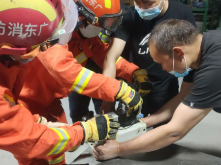 驚險！男子手指被機器“咬”住，中山三角鎮(zhèn)消防火速救援