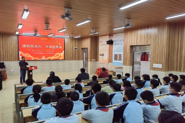 清明祭英烈，豐碑勵(lì)青春