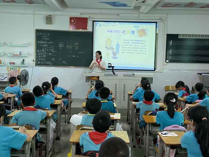 民眾中心小學(xué)開展“中秋節(jié)傳統(tǒng)文化教育”主題班隊課