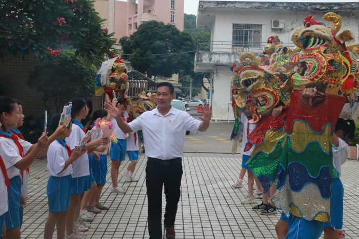花韻漸濃迎佳節(jié) 麒麟獻(xiàn)瑞謝師恩