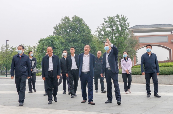 守護(hù)校園食品安全！市委組織部部長(zhǎng)梁子財(cái)蒞臨桂山督導(dǎo)檢查