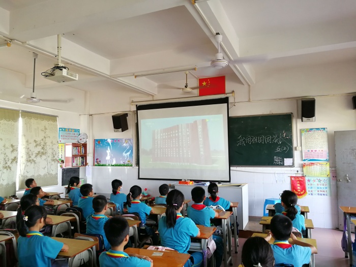 “我與祖國(guó)共成長(zhǎng)”主題班會(huì)