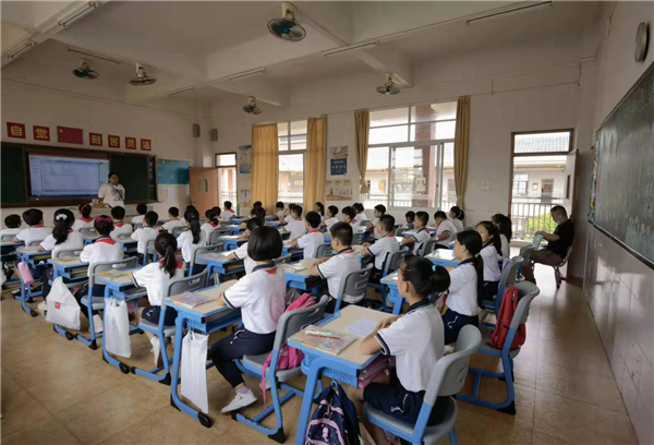 翠亨小學(xué)：中山市人民政府督學(xué)、南朗街道教育和體育事務(wù)中心副主任黃嘉宏到翠亨小學(xué)觀課調(diào)研