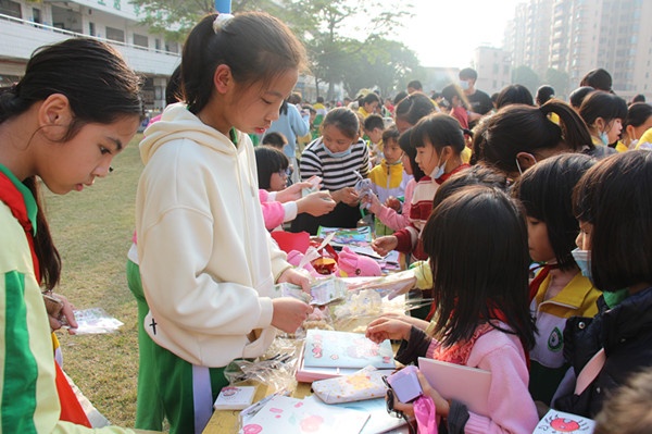 快樂(lè)奉獻(xiàn)，愛(ài)心無(wú)限