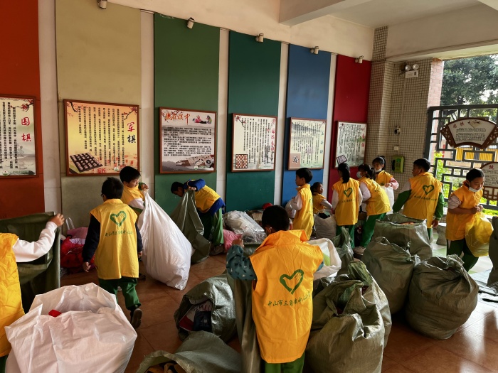 捐一件衣物，獻(xiàn)一片愛(ài)心