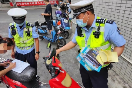 提高頭盔佩戴率！小欖交警推出多項措施