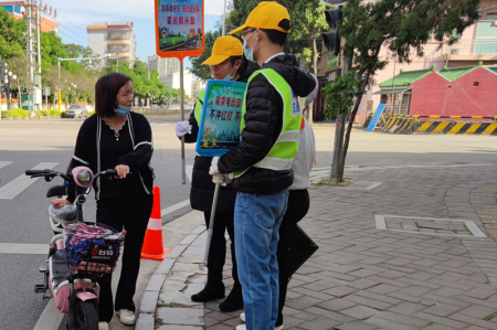 “黃馬甲”成街頭風(fēng)景！南頭鎮(zhèn)60余名志愿者勸導(dǎo)駕乘人員佩戴頭盔