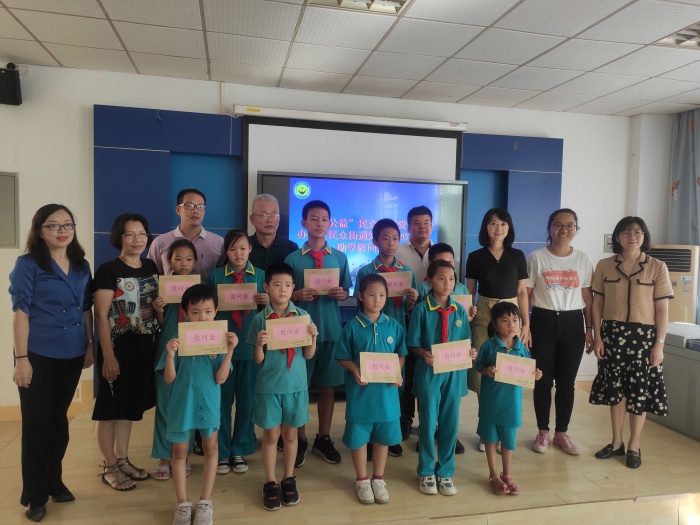 愛(ài)心成就夢(mèng)想，真情點(diǎn)燃希望——“同心·公益周末”活動(dòng)在浪網(wǎng)小學(xué)舉辦