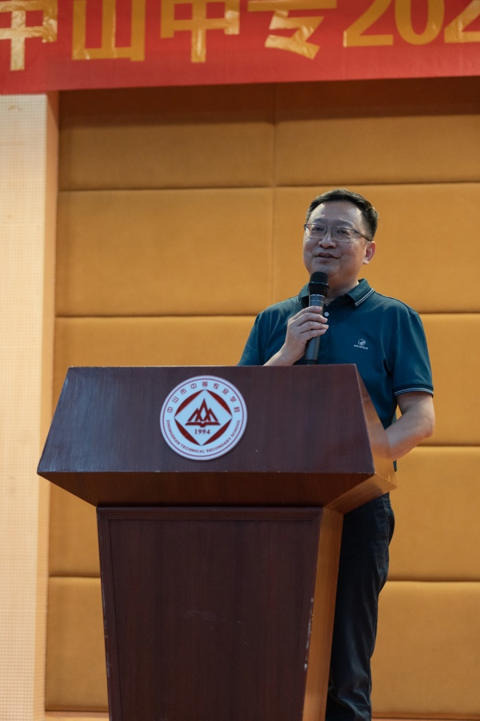 重溫先輩奮斗史 開(kāi)拓學(xué)校新局面——中山中專黨委書(shū)記、校長(zhǎng)陳峰開(kāi)講2021年秋季開(kāi)學(xué)思政第一課