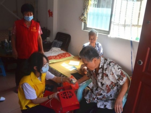 南區(qū)馬嶺社區(qū)開(kāi)展老年弱勢(shì)群體中秋關(guān)愛(ài)行動(dòng)