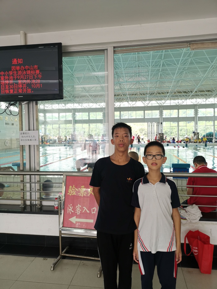 聾健同臺(tái)，泳池之中競(jìng)風(fēng)采