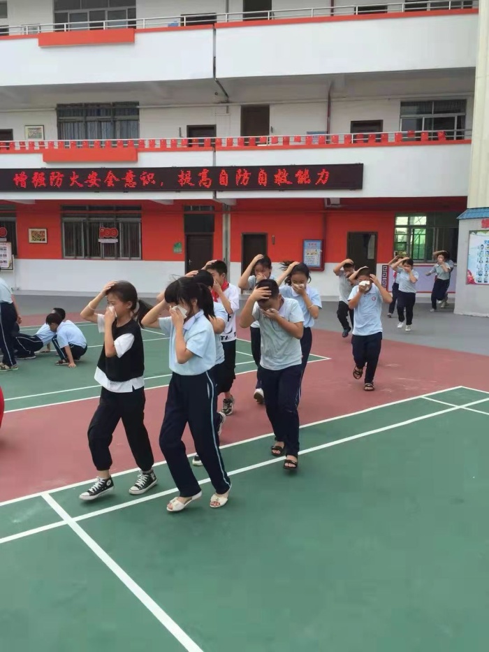 開展校園消防演練，安全教育常抓不懈