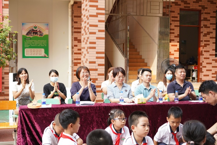 樂善好施心系教育 護(hù)眼明燈傳遞真情