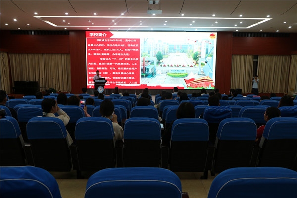 中山一職舉辦橫欄青年社區(qū)學(xué)院開班暨合作單位授牌儀式