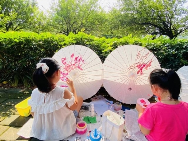 大手牽小手，“繪”出對祖國的祝福