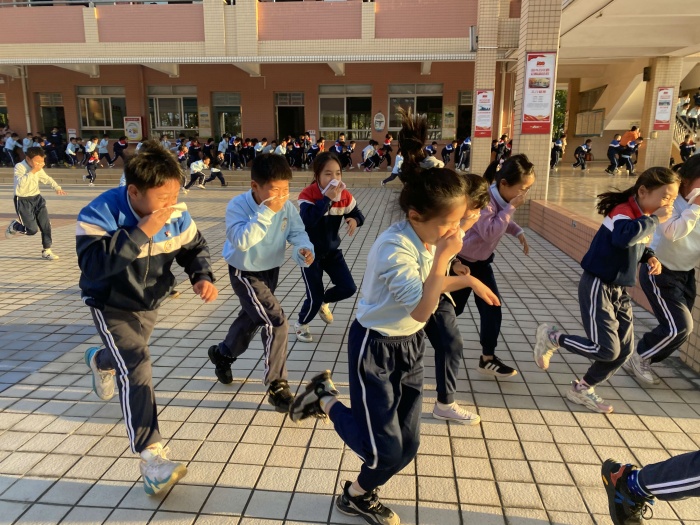 大涌鎮(zhèn)旗北小學(xué)開展消防應(yīng)急疏散演練活動