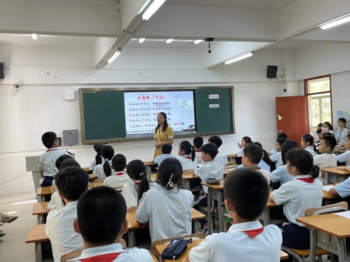 吟誦國(guó)學(xué)經(jīng)典，傳承中華文化