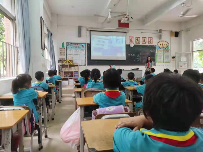 三民學校組織學生觀看開學禁毒第一課