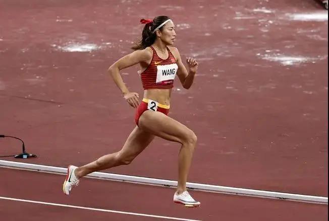 “黑科技”跑道，讓運動員“飛了起來”！-奧運田徑跑道是如何造出來的？