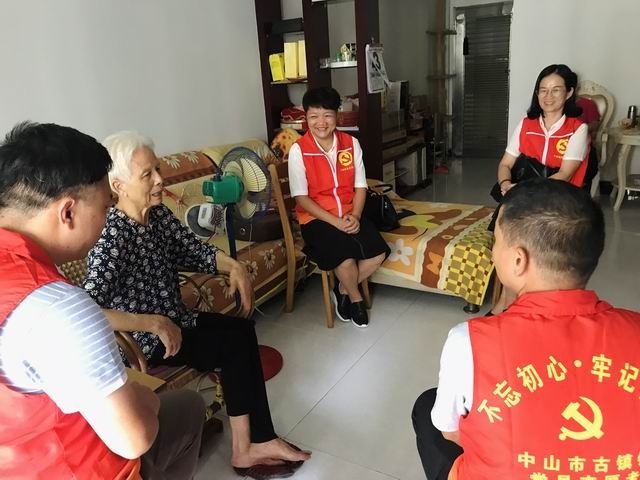 調(diào)整大小 9.10 古鎮(zhèn)鎮(zhèn)古一小學(xué)黨員教師們與雷老師促膝長談1.jpg