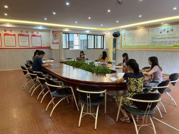 調整大小 全體英語教師積極參加會議.jpg