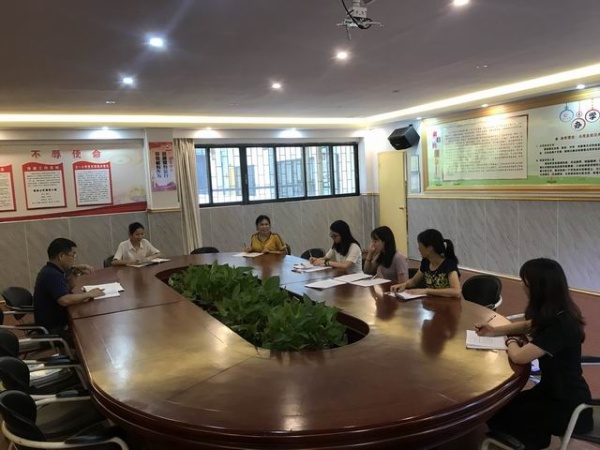 調(diào)整大小 莫曉巧老師主持小課題會(huì)議.jpg