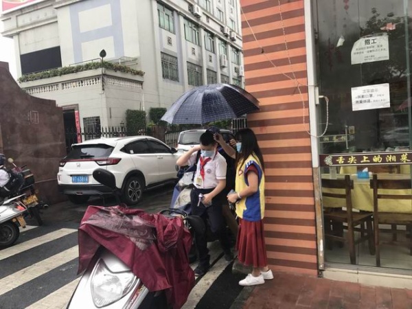 調(diào)整大小 家長義工護(hù)送孩子3.JPG