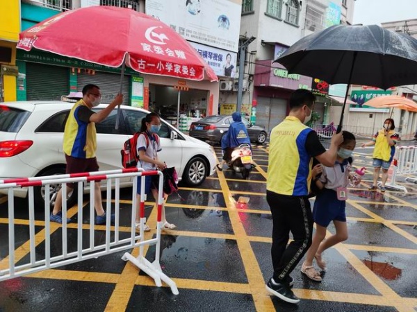 調(diào)整大小 家長義工護(hù)送孩子2.JPG