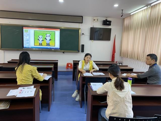 調(diào)整大小 英語科組在研討.jpg