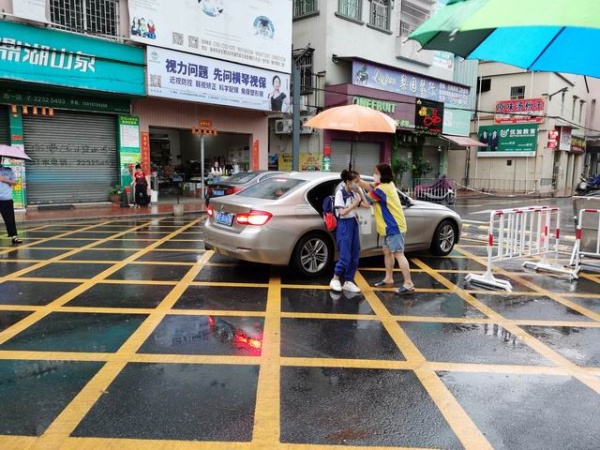 調(diào)整大小 家長義工護(hù)送孩子1.JPG