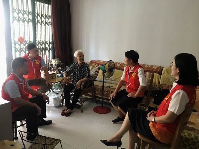 調(diào)整大小 9.10 古鎮(zhèn)鎮(zhèn)古一小學(xué)黨員教師們與雷老師促膝長談2.jpg