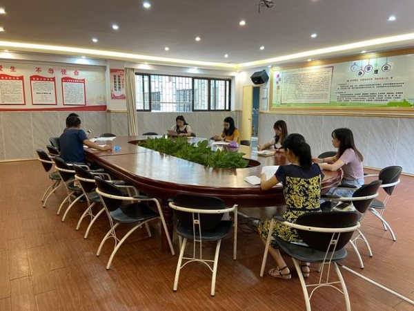 調整大小 莫曉巧老師主持英語科組會議.jpg