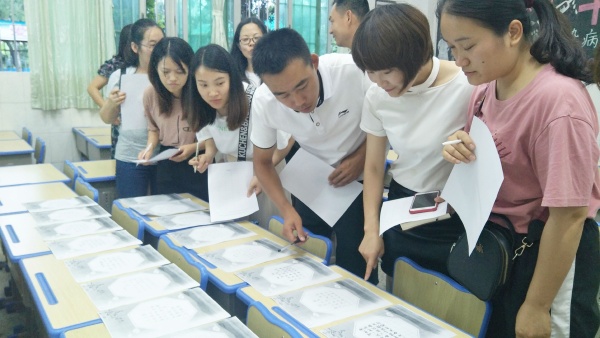 參賽書(shū)法作品評(píng)比現(xiàn)場(chǎng)