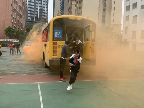 校車安全應(yīng)急逃生演練