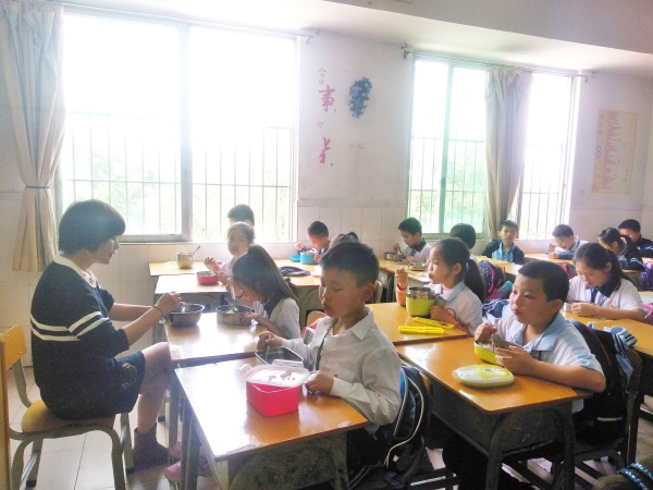 班主任與學(xué)生共進(jìn)餐