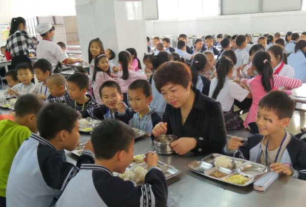 鄒麗副校長(zhǎng)與學(xué)生共進(jìn)餐