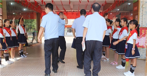 √學(xué)校少先隊(duì)禮儀隊(duì)伍歡迎領(lǐng)導(dǎo)_副本.jpg