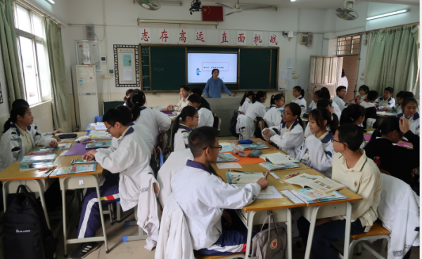 良都中學(xué)李姣老師在組織教學(xué)